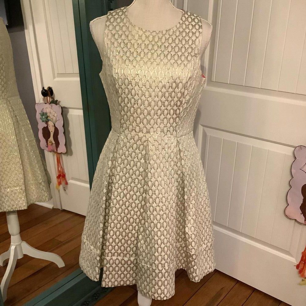 Eliza J‎ Elegant Cream Party Dress with Textured Design